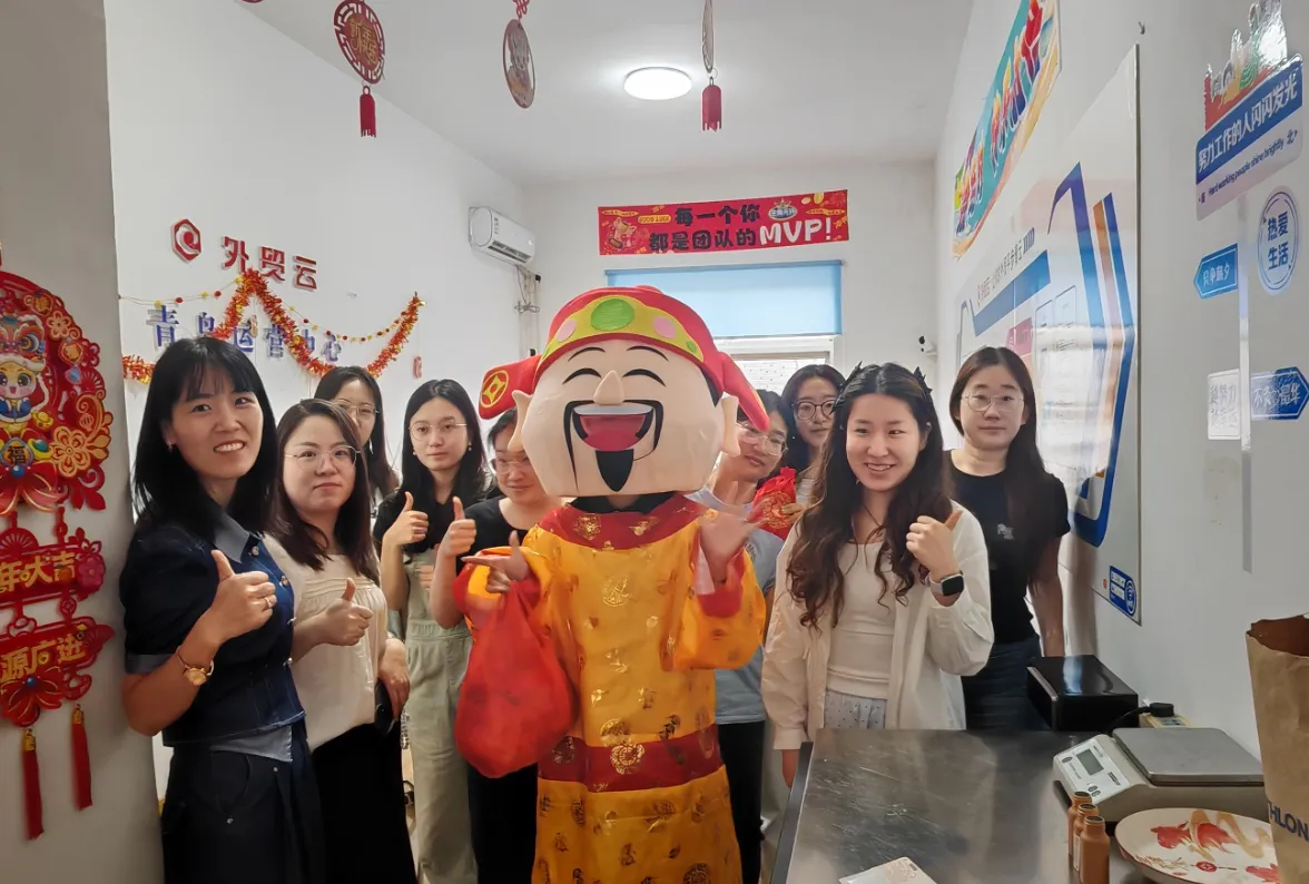 ゼメイジが福の神祭りを祝う