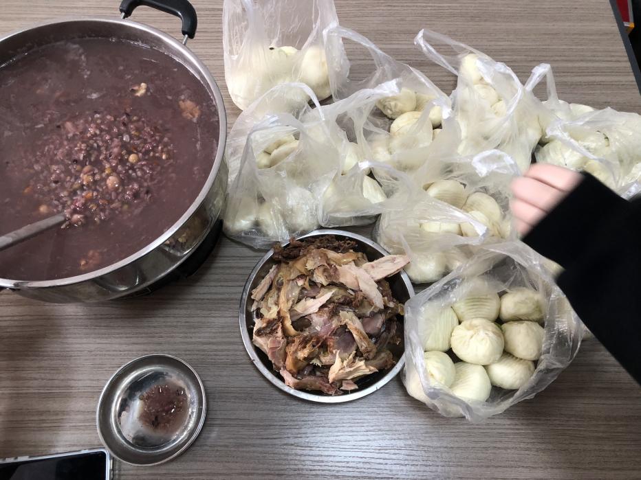 Zemeijia 従業員がラバ フェスティバルを祝う