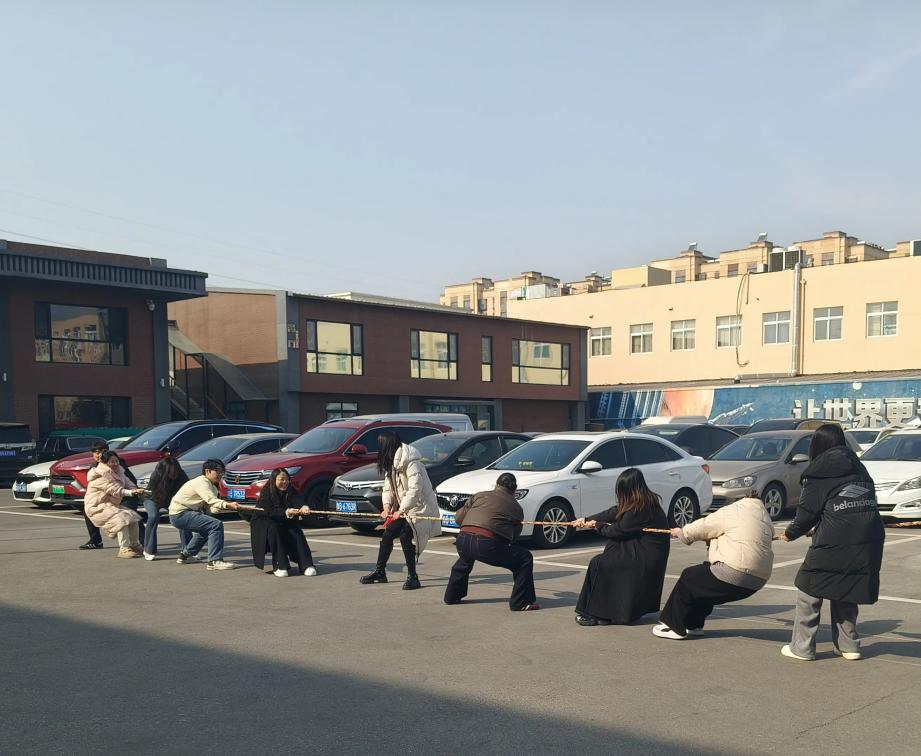 ゼメイジアでの正午の綱引きと縄跳び