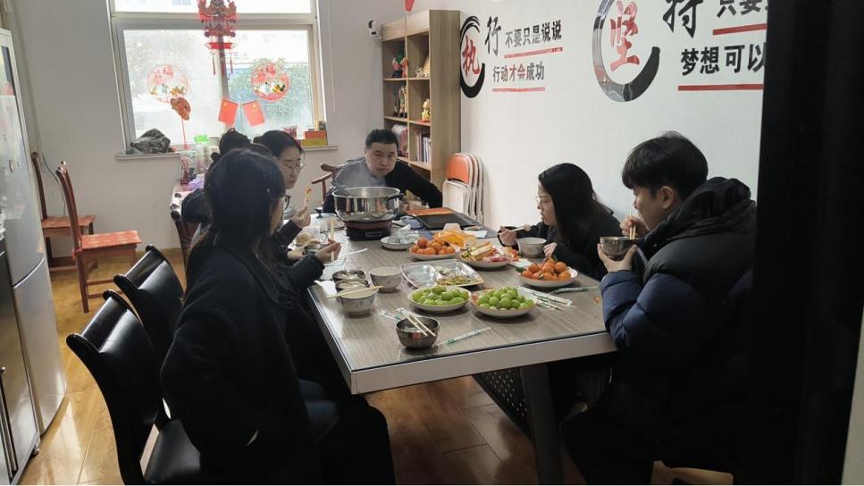 甘さと統一感: ZMJ パッケージングチームが一緒にランタンフェスティバルを祝います