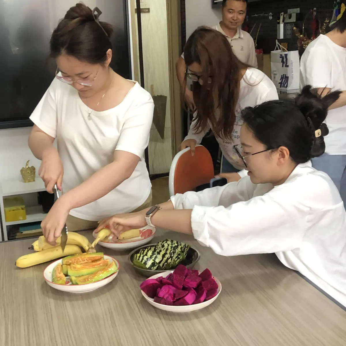 ゼメイジアに暖かさをもたらすオフィスアフタヌーンティー集会